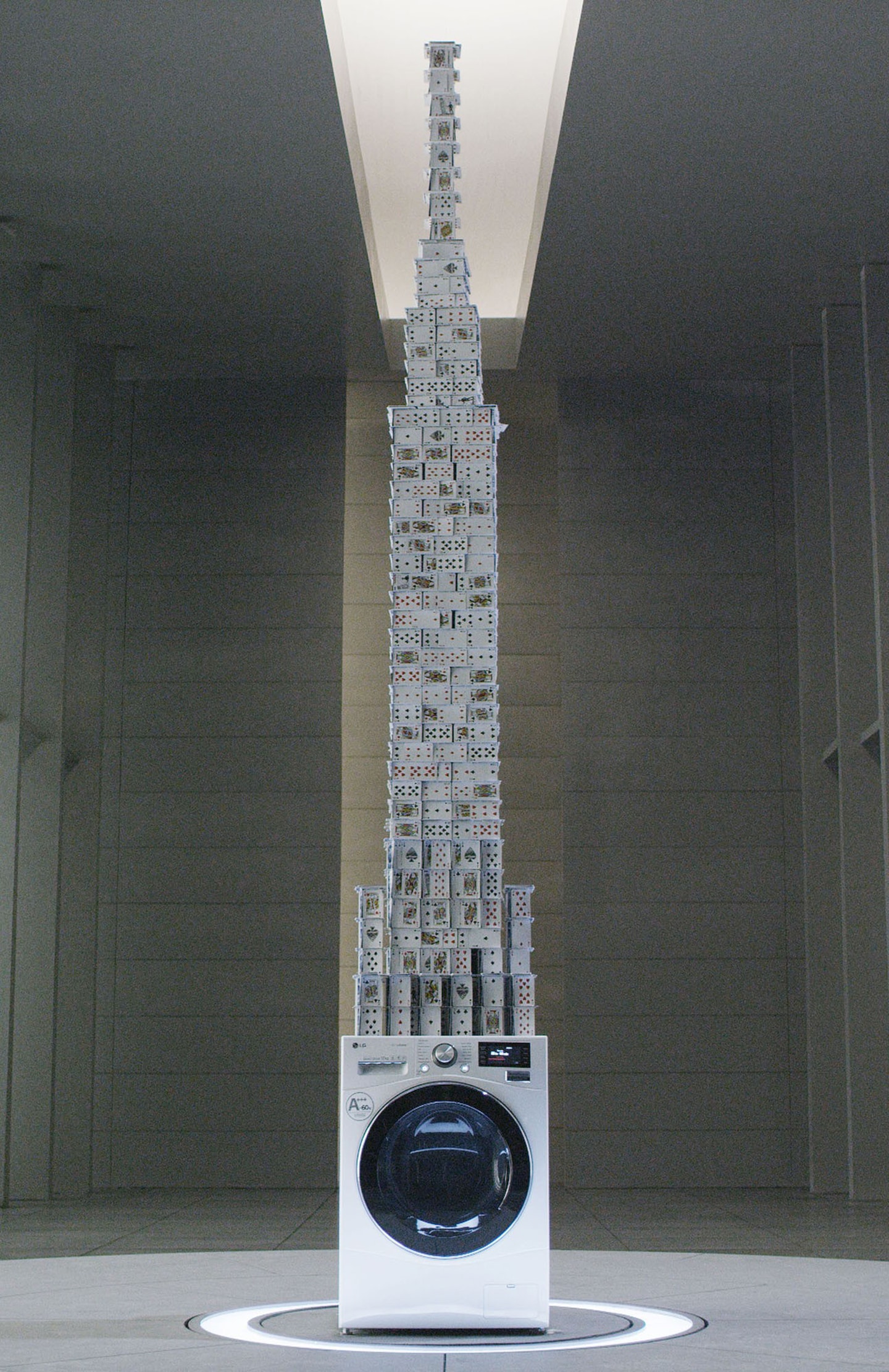 HOUSE OF CARDS BUILT ON RUNNING LG WASHING MACHINE BREAKS GUINNESS RECORD