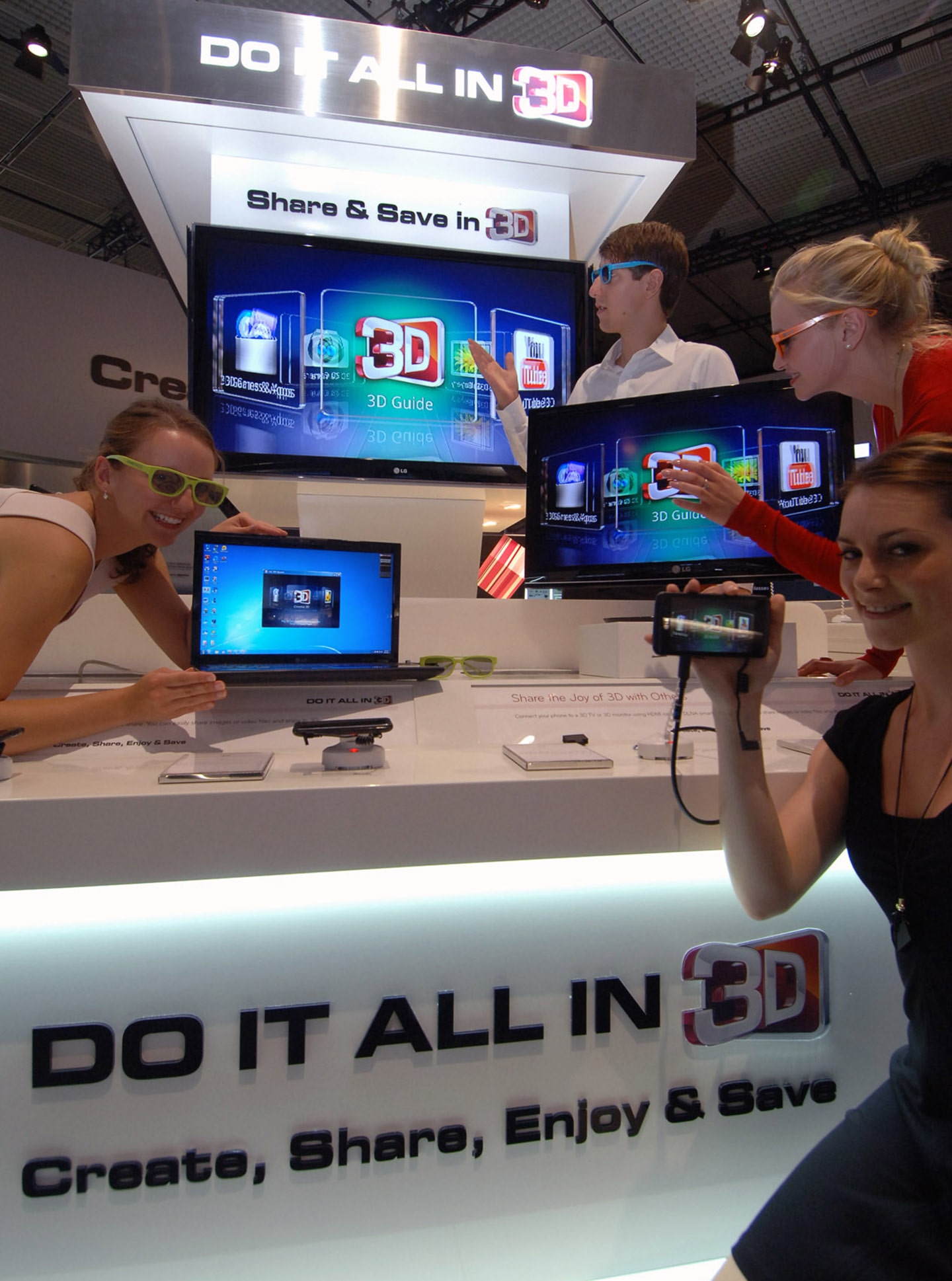 LG REVEALS A NEW WORLD OF ENTERTAINMENT AT IFA 2011