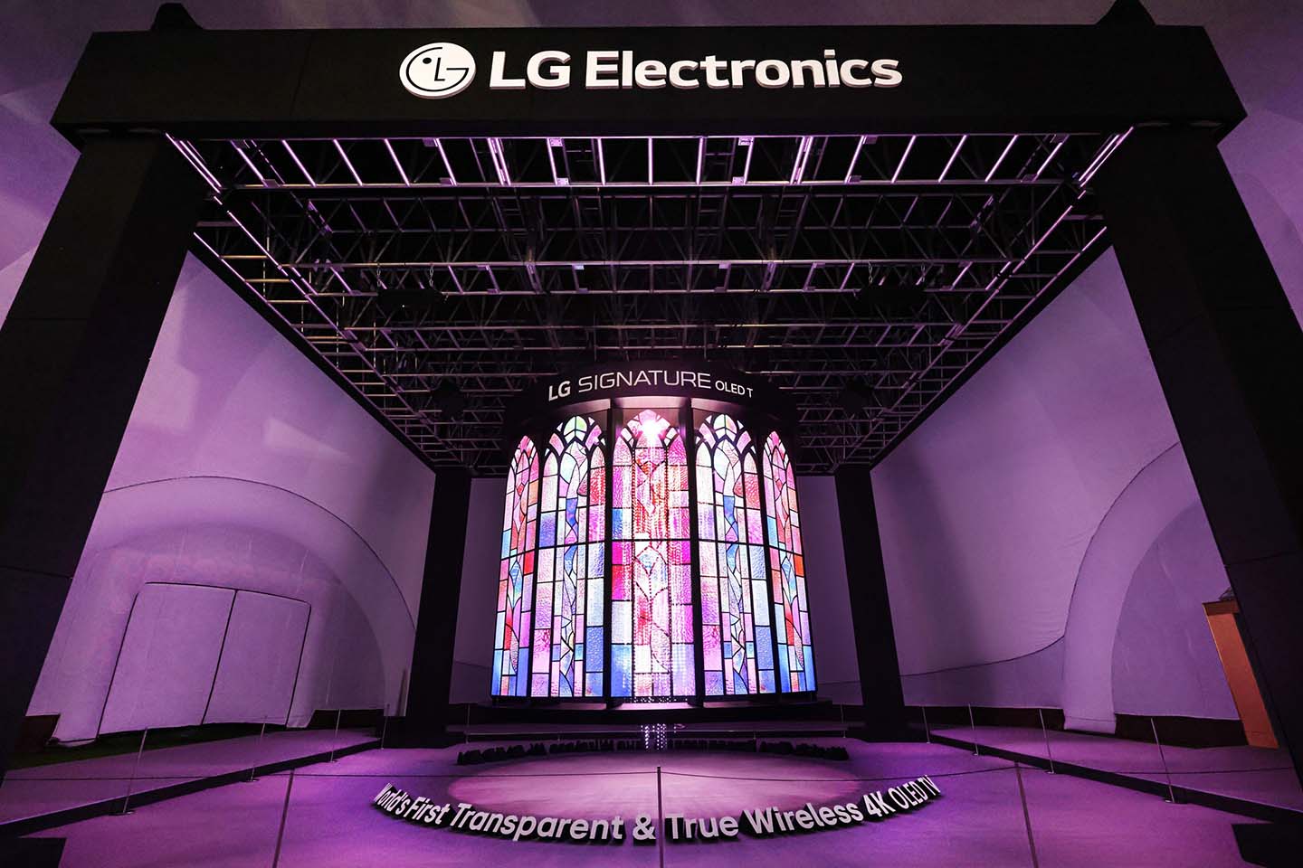 LG Stuns Global Leaders at APEC 2025 With a Grand Media Chandelier Made of Transparent OLED TVs