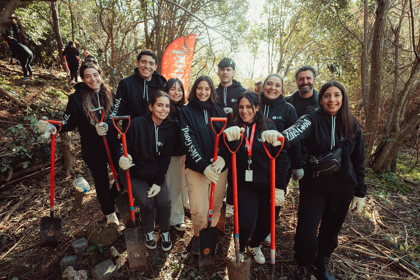 A picture of a group of LG Argentina volunteers posing for a picture