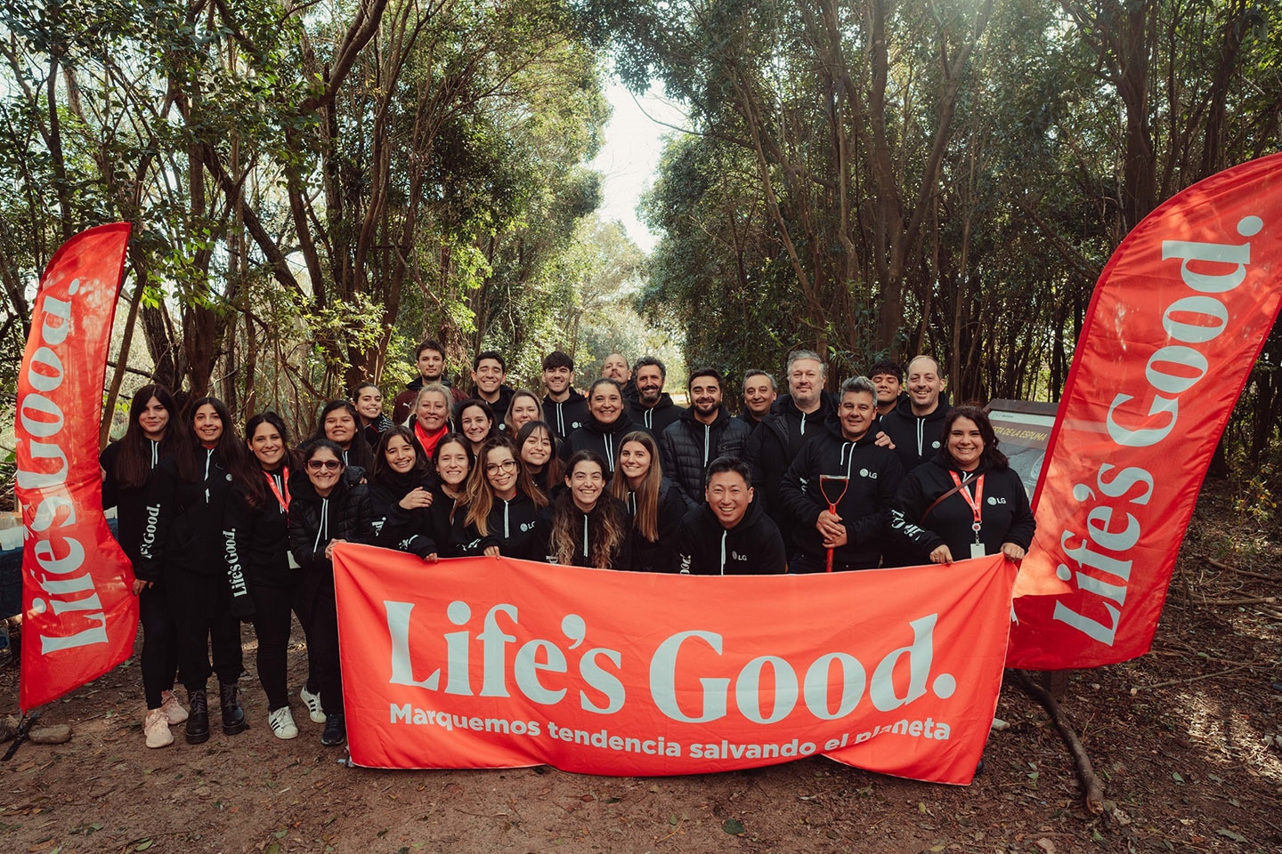 A group picture of LG Argentina volunteers holding Life's Good slogan banners and signs