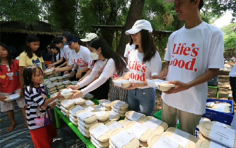An image of people distributing no-waste bulgogi lunchboxes in Jakarta and Tangerang 