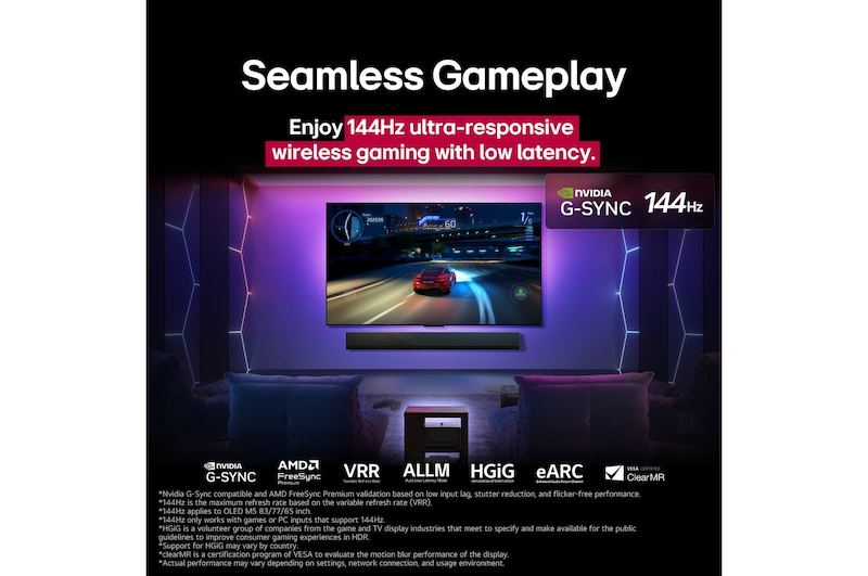 LG OLED M5 電視的螢幕上正在播放遊戲,展示流暢無縫遊戲體驗。Zero Connect Box 與空間完美融合。遊戲認證標誌清晰可見。文字提到:120Hz 超高速、低延遲的無線遊戲體驗。