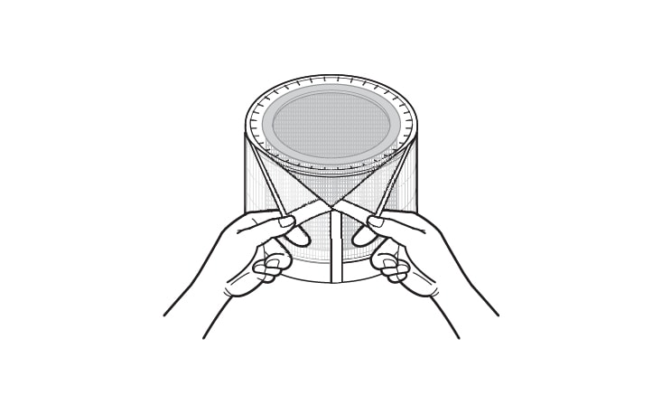 一個人在檢查魔術貼的位置，然後將超細濾網與整體濾網分開，並小心拆下超細濾網以避免它損壞。