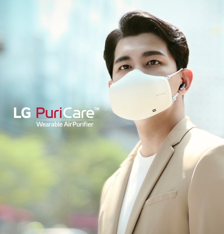  一位戴著 LG Puricare 穿戴式空氣清新機的男士站在市中心環顧四周，背景是模糊的城市。