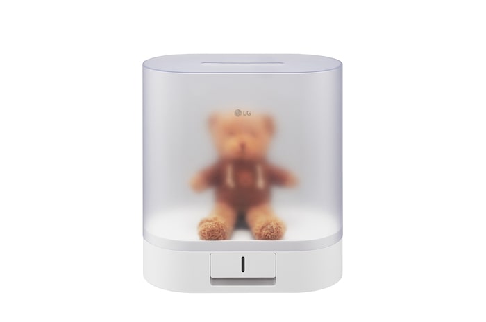 多功能烘乾箱的影像，其蓋子關閉，一個公仔固定在支架上