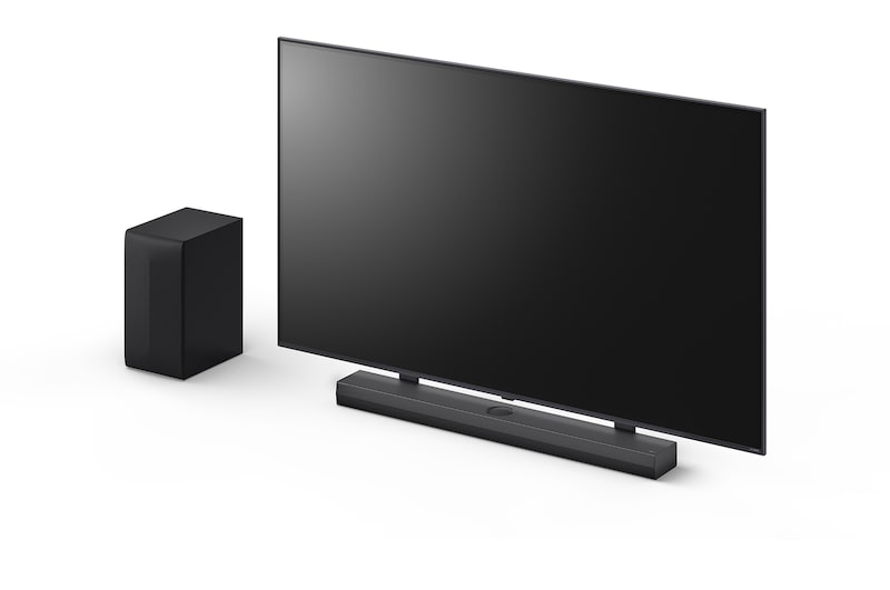 65 吋 LG QNED、LG Soundbar S70TY 和重低音喇叭的斜角視圖