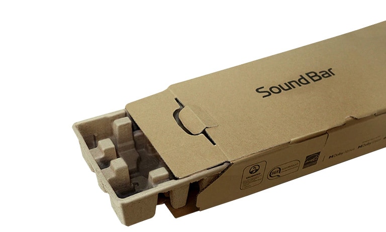 Sound Bar 放置在圖片的右側，打開可以看到裡面的聚苯乙烯泡沫塑料 (發泡膠) 填充材料。