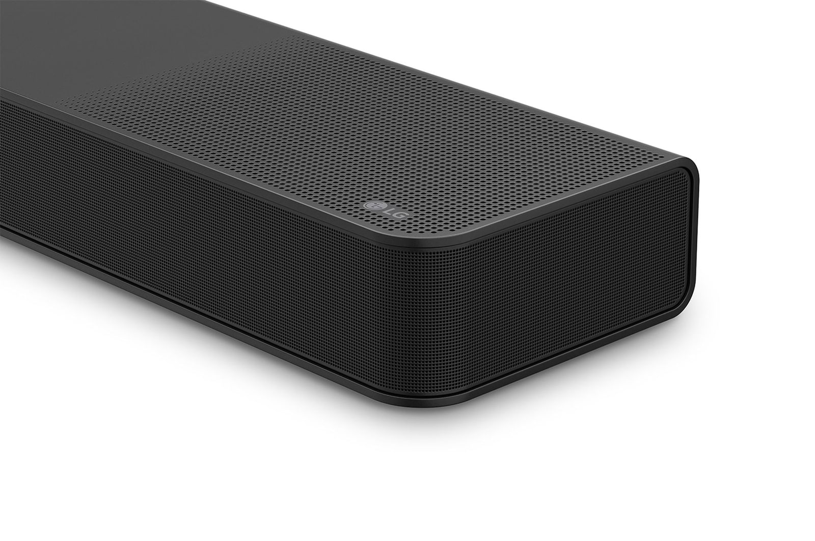 LG Soundbar S90TR 側角的正面視圖