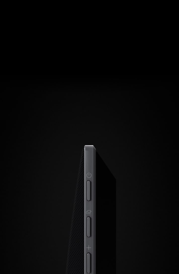 LG Soundbar 在黑色背景下打開，顯示 soundbar 的側邊按鈕，畫面拉遠及轉動以顯示其完整設計。黑色背景轉變成裝有 LG 電視的牆壁，soundbar 安裝在牆上。	