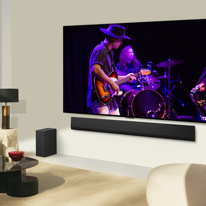 LG Soundbar 和 LG 電視於摩登客廳完美搭配，正在播放音樂表演。
