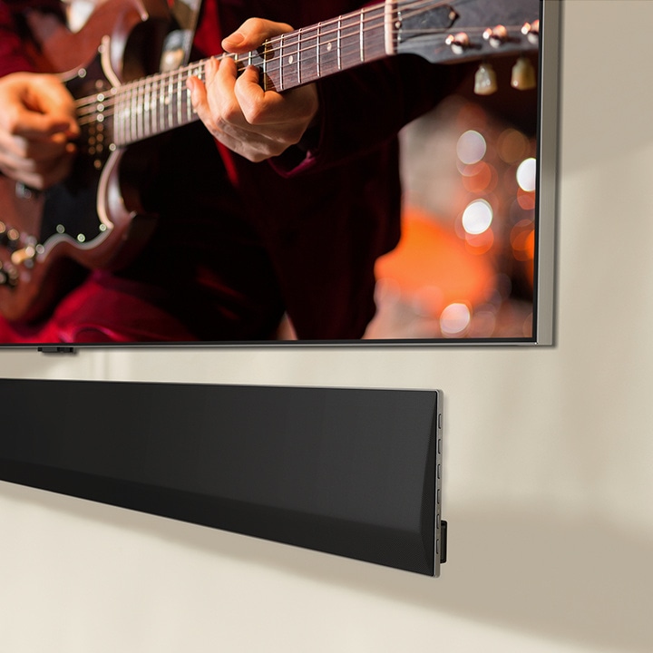 安裝在牆上的 LG Soundbar 和 LG 電視的底部斜角視圖。