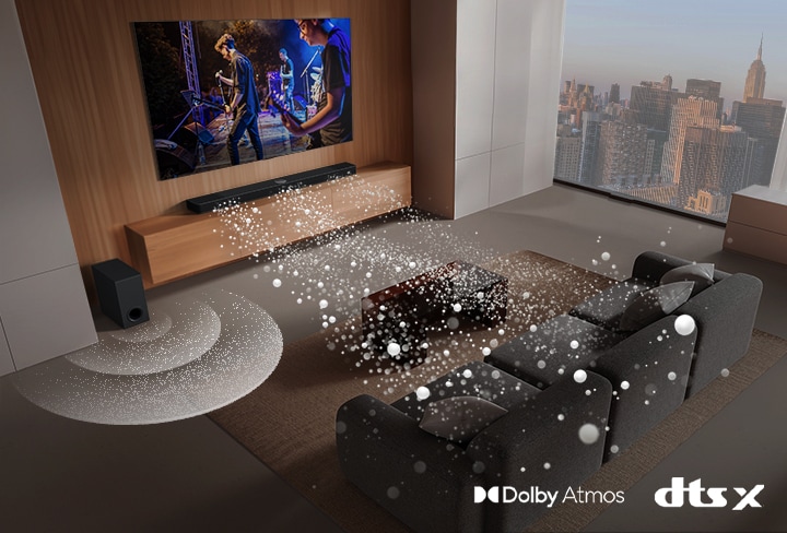 LG Soundbar、LG 電視和重低音喇叭在摩天大樓的客廳中，播放著音樂表演。由水滴組成的三束白色聲波從 soundbar 中投射出來，底部的重低音喇叭正在產生聲音效果。 Dolby Atmos 標誌 DTS X 標誌
