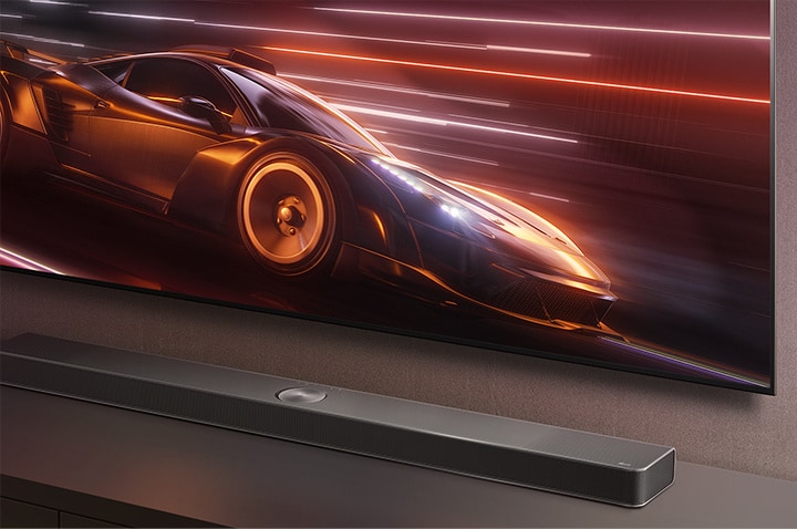 LG Soundbar 和 LG TV 一同展示。螢幕上顯示賽車遊戲。