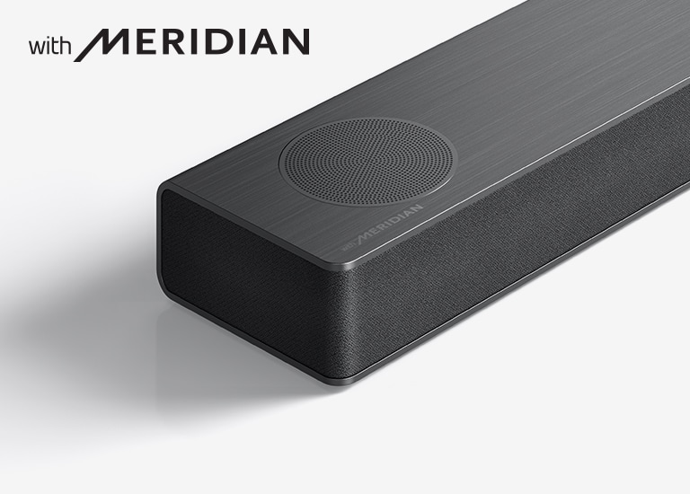 LG Soundbar 左方的特寫，產品左下角顯示 Meridian 標誌。