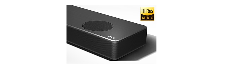 LG Soundbar 右方的特寫在右下角設有 LG 標誌。在產品上方顯示高解析度標誌。