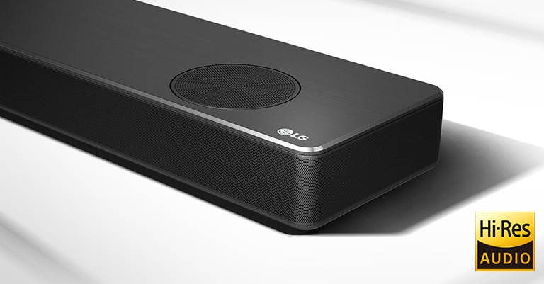 LG Soundbar 右方的特寫在右下角設有 LG 標誌。高解析度標誌顯示在產品下。