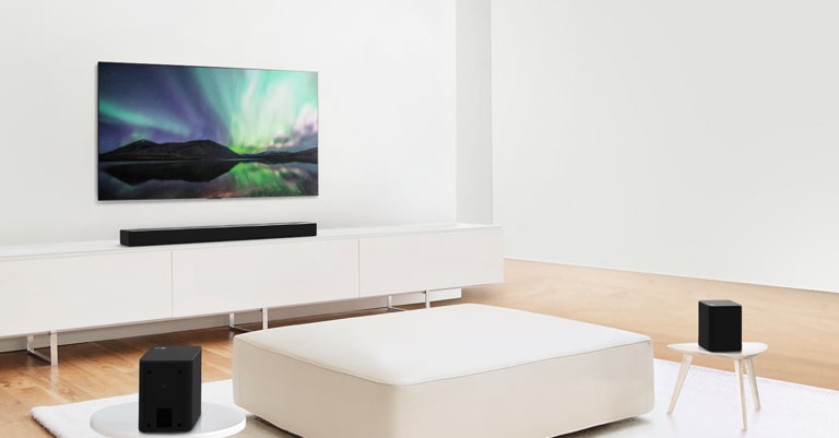 影片預覽展示在白色客廳中的 LG Soundbar，設定為 5.0.2 頻道。