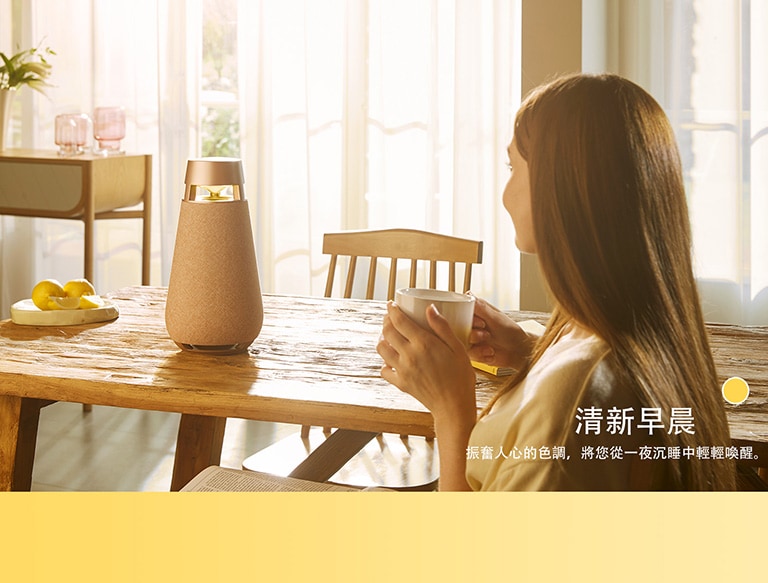 一個女人正在使用 XO3 的環境模式聽音樂和喝咖啡。