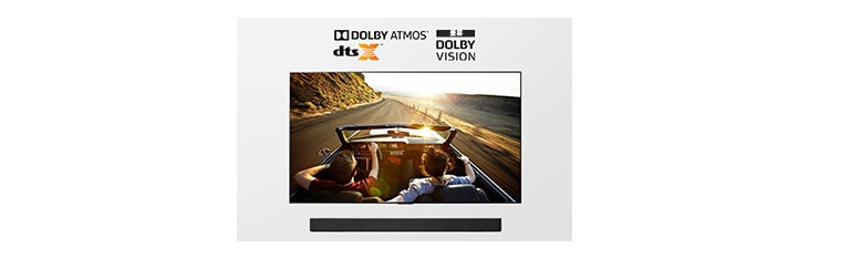 電視和 Soundbar 一同作全視螢幕顯示。電視展示一對夫婦駕駛開蓬車向夕陽駛去。