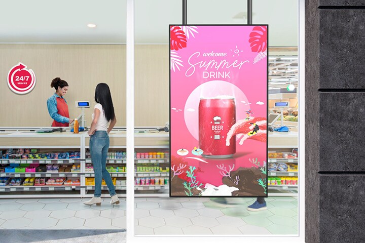 一家便利店的櫥窗安裝了一個大型 LED 顯示屏,透過玻璃清晰生動地展示廣告內容。