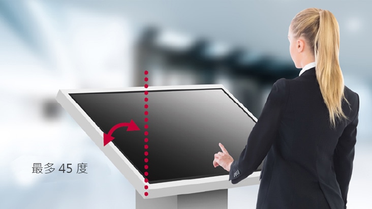 一位女士正在觸控安裝在低處的 TNF5P。TNF5P 的安裝角度向該位女士傾斜，讓她清楚看見顯示屏內容。