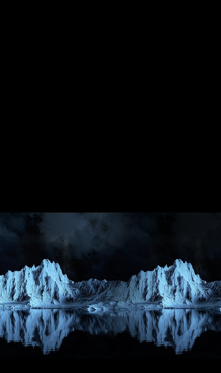明暗對比的清晰表現，讓冰川在暗夜中倒映在水面上的畫面更顯生動。