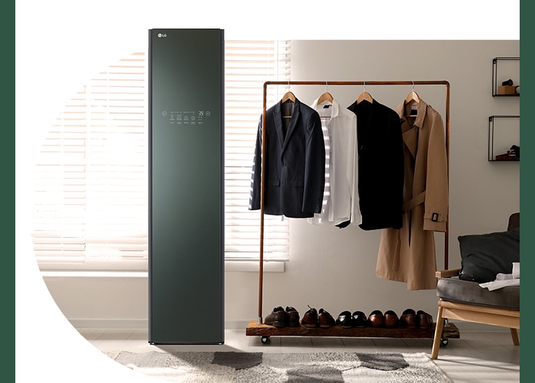 衣帽間有一台 Styler 衣物護理機和衣架。