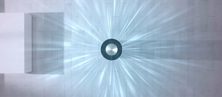 可以看到,空氣清新機從前方吸入空氣、灰塵,然後從頂部向各個方向排放經淨化的潔淨空氣。螢幕一分為二,左側的空氣清新機只可以向前方排出空氣,而右側的 LG Puricare 就可以令整個空間充滿潔淨的空氣。