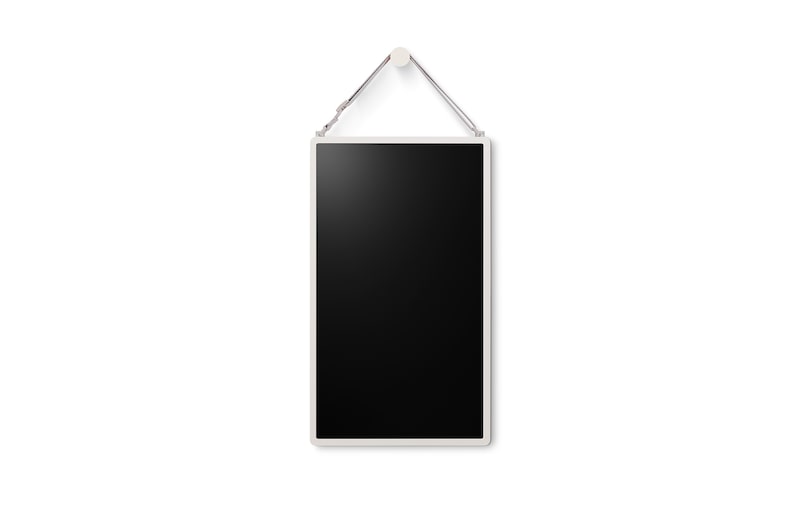 LG StanbyME 2 以掛牆帶懸掛在牆上。