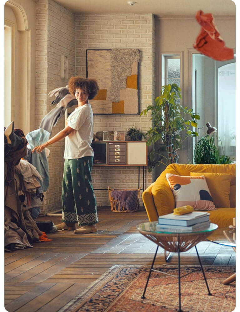 整理和護理衣物的女人