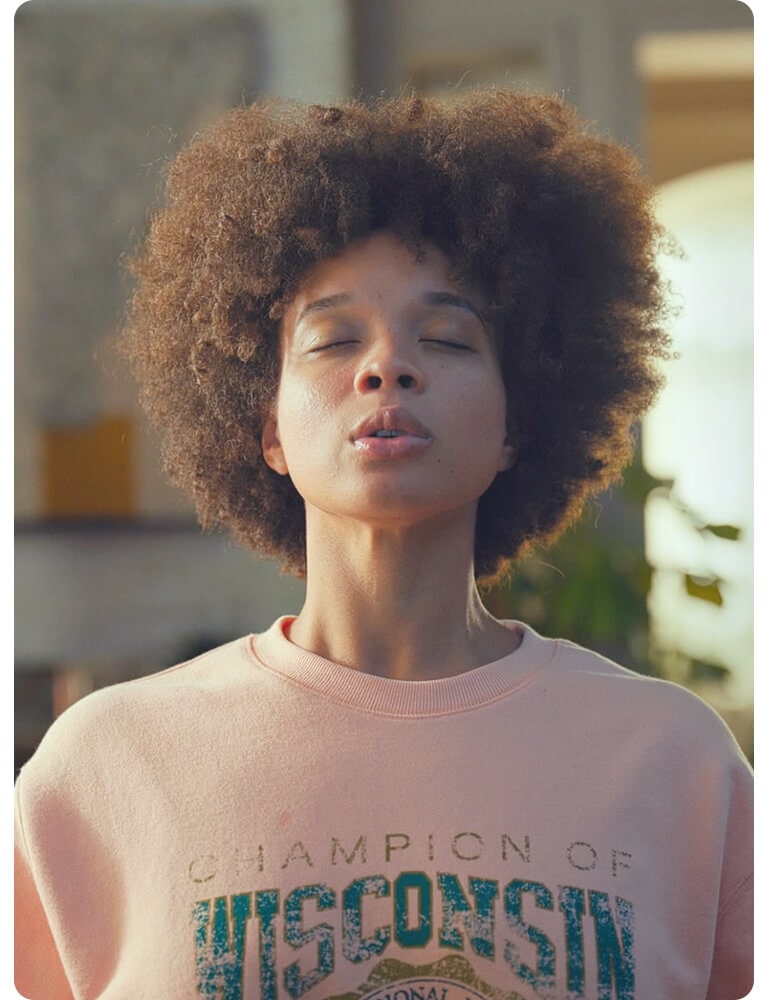 女人在屋外放鬆，呼吸清新空氣。