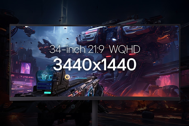 34 吋 21:9 WQHD 顯示器，顯示未來感十足的戰鬥場景，巨型機械人在科幻都市中激戰。
