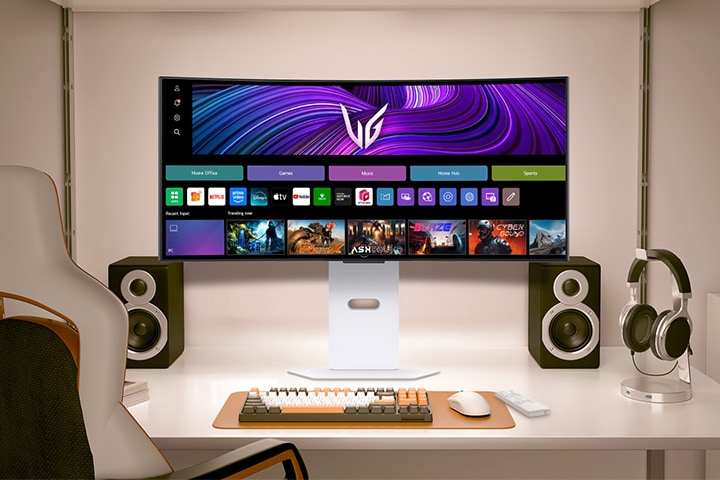 這段影片正面展示桌上擺放的一部顯示器，其畫面在 webOS 介面與遊戲畫面之間交替切換，彰顯其智能功能與遊戲性能的流暢融合。