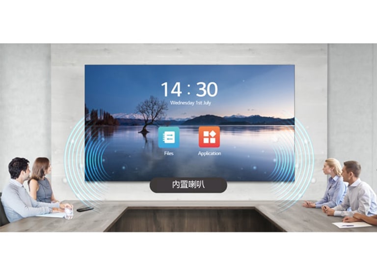 人們正在進行會議，其間透過安裝於會議室的 LAEC 及其內置揚聲器觀看顯示屏和傾聽音效。