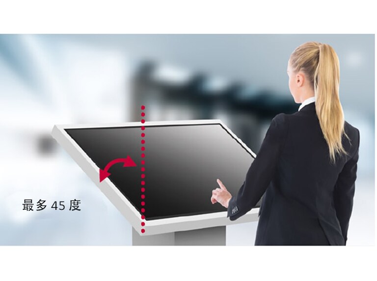 一位女士正在觸控安裝在低處的 TNF5J。TNF5J 的安裝角度向該位女士傾斜，讓她清楚看見顯示屏內容。