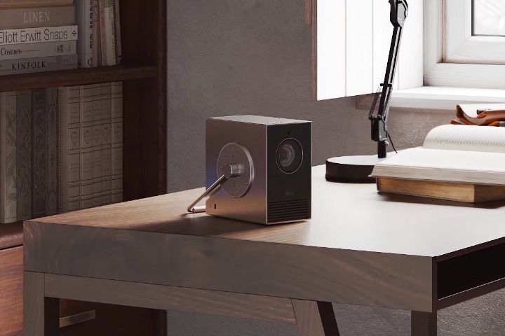 影片展示 LG CineBeam 小巧時尚的設計。