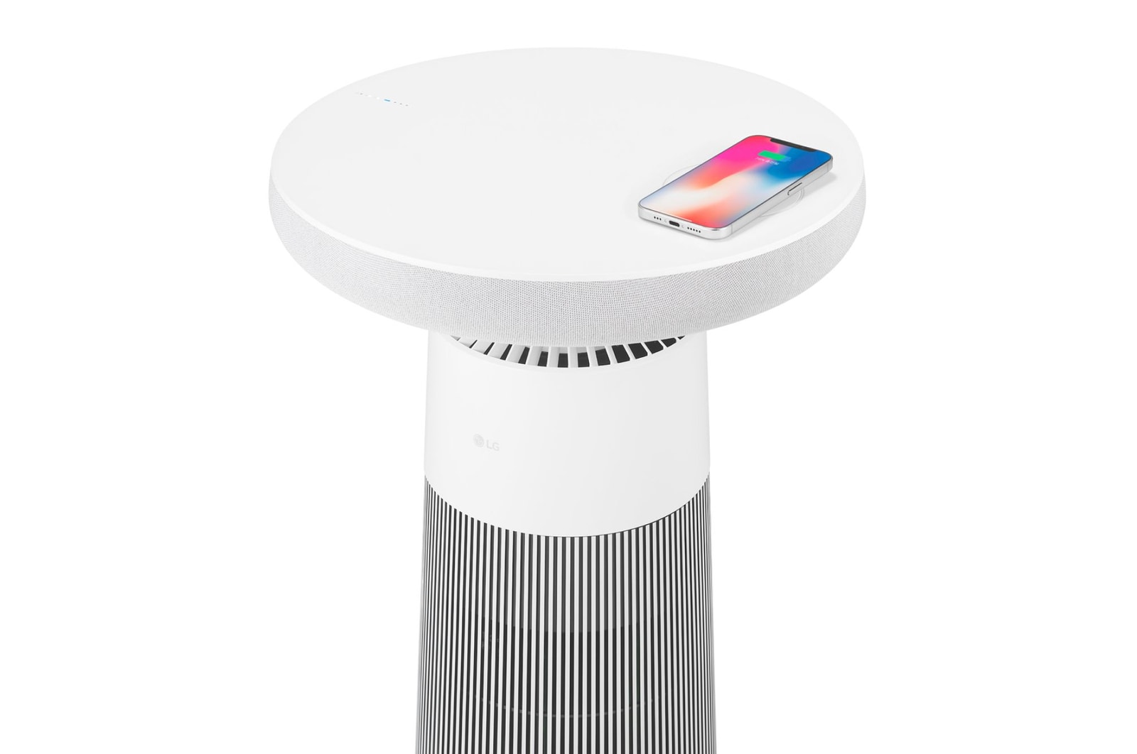 AF20SOUND LG Puricare™ AeroSpeaker 斜角視圖，頂部放有正在充電的智能手機