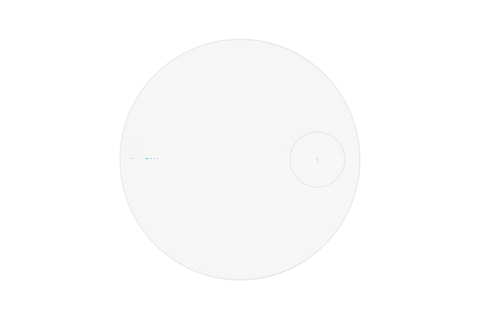 AF20SOUND LG PuriCare™ Aerospeaker 斜角俯視圖，展示頂部面板連充電區域