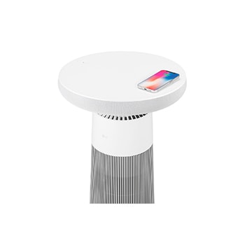AF20SOUND LG Puricare™ AeroSpeaker 斜角視圖，頂部放有正在充電的智能手機