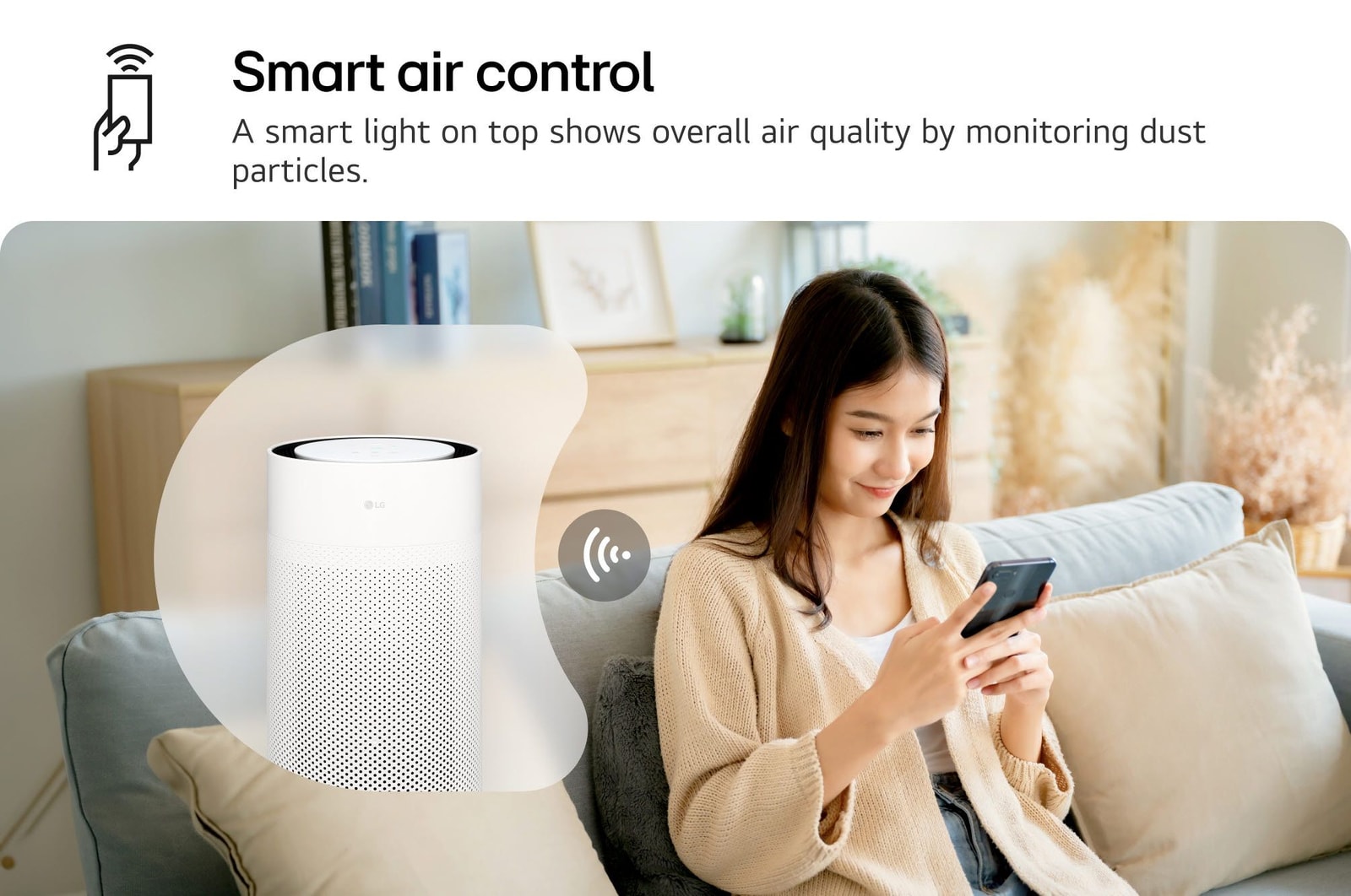 一名女子坐在沙發上，使用智能手機上的 LG ThinQ 應用程式控制 LG PuriCare 空氣清新機。內容如下：「智能氣流控制：透過監測灰塵粒子，頂部的智能指示燈顯示整體空氣質素。」