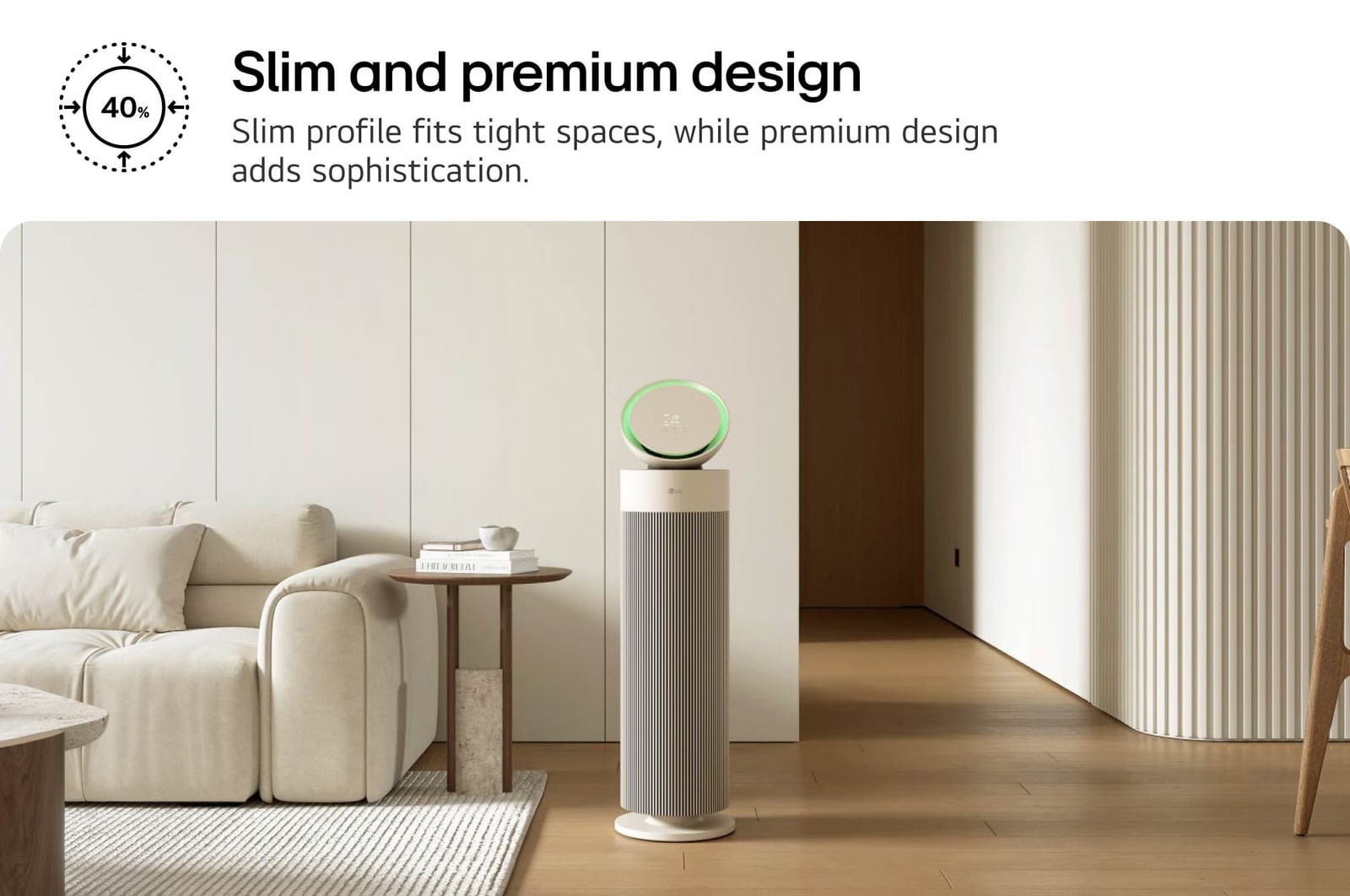 LG 空氣清新機採用纖薄的現代設計，放置在一個配有米色沙發和書架的雅緻客廳中。內容如下：「纖薄優質設計：纖薄外形適合狹小空間，而優質設計則增添細膩格調」，強調產品風格和功能。