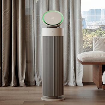 LG 空氣清新機放置在時尚的客廳中，配有米色沙發、深色書架和現代裝飾
