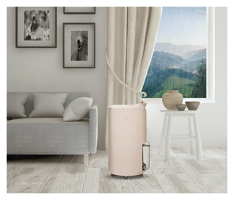 此影像主要呈現樺木白色的 LG Puricare™ Objet Collection 智能抽濕機，而背景是現代風格的客廳。