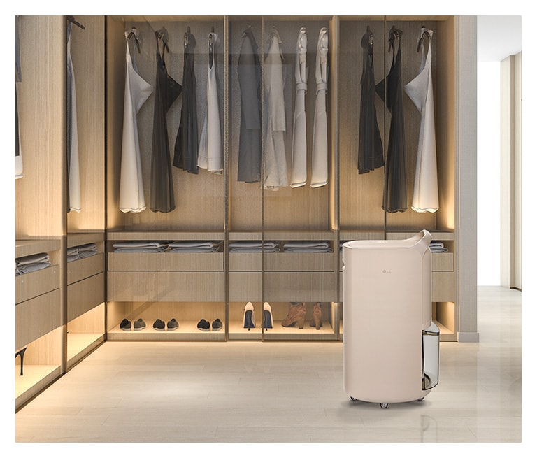 此影像主要呈現樺木白色的 LG Puricare™ Objet Collection 智能抽濕機，而背景是放滿衣物的衣帽間。