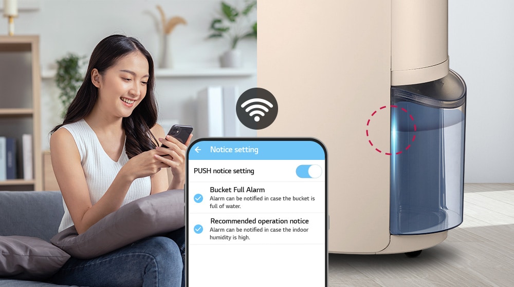 一位女性正在查看手機通知，而抽濕機水箱已滿，指示燈亦已亮起。