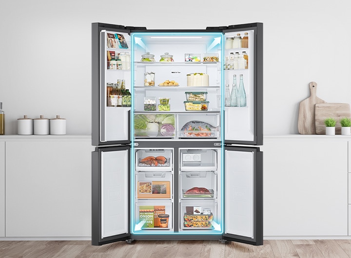 LG 多門雪櫃打開機門,展示寬敞的內部空間和有條理的食物儲存空間。