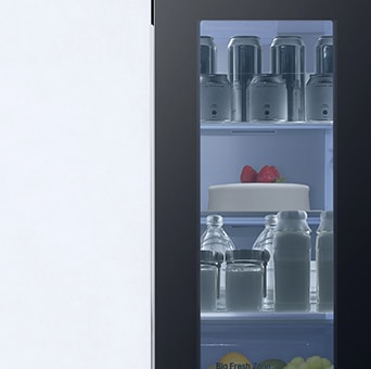 LG InstaView™ 雪櫃讓您在不打開櫃門的情況下,輕敲玻璃面板兩次,即可看見裡面。