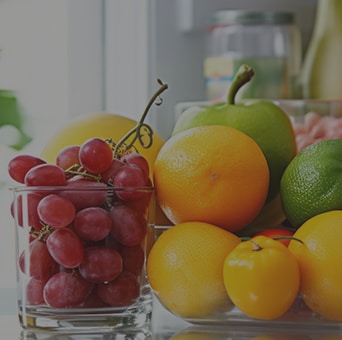 裝放新鮮水果的 LG 雪櫃,採用 LinearCooling™ 來協助保鮮,並延長食物質素。