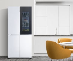 LG 雪櫃擺放於現代白色廚房中，搭配芥末黃色椅子，營造出乾淨而精緻的感覺。